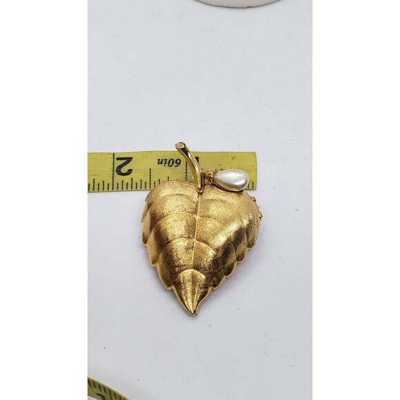 Vintage Brooch Leaf With Faux Pearl Gold Tone Opens Locket Stash Perfume Avon - Picture 10 of 10